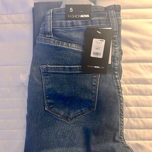Fashion nova size 5 high rise jeans brand new never worn STILL TAG ON THEM!!!